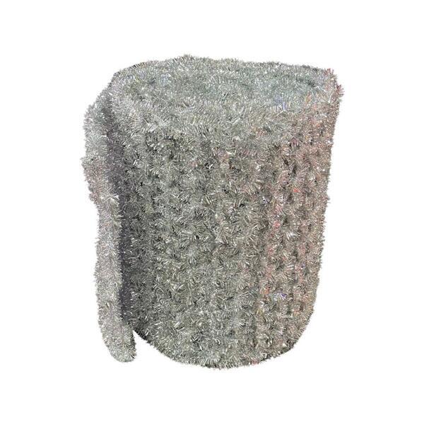 Сетка из мишуры и зеленый забор