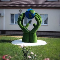 Фигура из травы -Топиари Руки с земным шаром 3,5 м