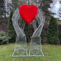 Композиция   " Руки с сердцем из искусственной травы "