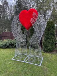 Композиция   " Руки с сердцем из искусственной травы "