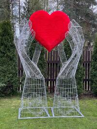 Композиция   " Руки с сердцем из искусственной травы "