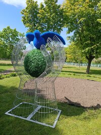 Композиция   " Руки с сердцем из искусственной травы "