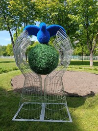 Композиция   " Руки с сердцем из искусственной травы "