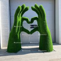 Фигура из искусственной травы Руки - Сердце