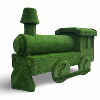 Паравоз - топиари из искусственной травы