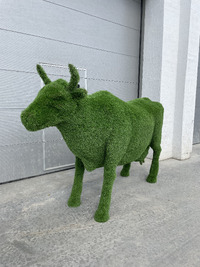 Фигура из искусственной травы Корова