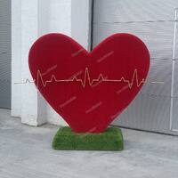 Сердце с кардиограммой - композиция из искусственной травы
